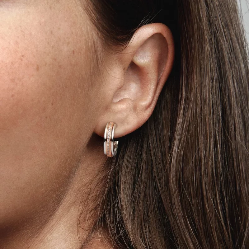 (תמונה ל-) Pandora Signature דו גוונים לוגו ועגילי Pavé Hoop - 282737C01 - הצג 3