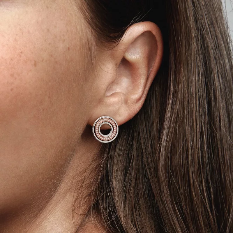 (תמונה ל-) Pandora Signature דו גוונים לוגו ועגילי Pavé צמודים - 282780C01 - הצג 3