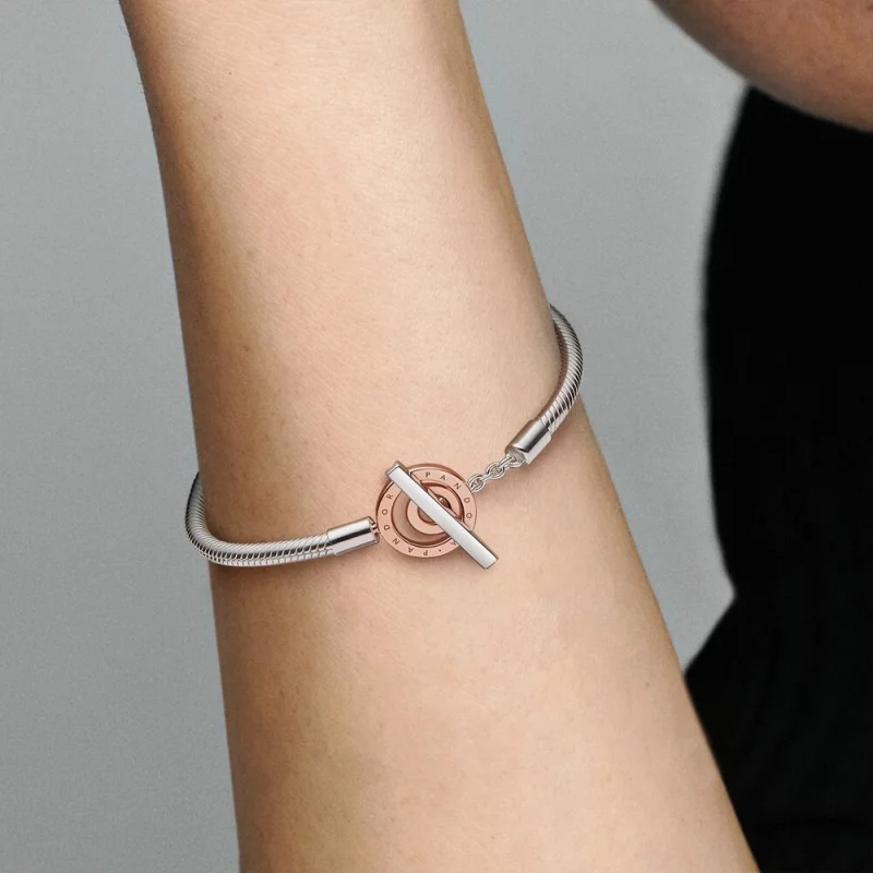 (תמונה ל-) Pandora Moments דו-גווני לוגו T-Bar צמיד שרשרת נחש - 582309C00 - הצג 8