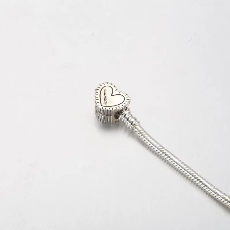 (תמונה ל-) Keith Haring™ x Pandora Moments צמיד שרשרת נחש קורן לב - 592217C01 - הצג 5